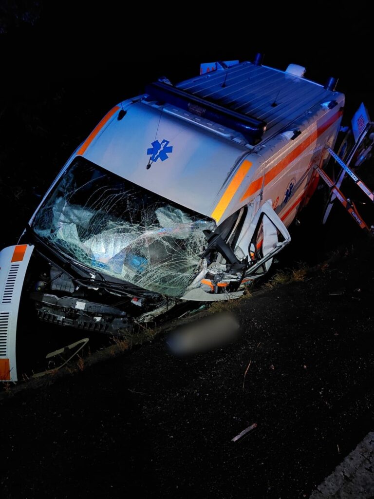 Grav accident de circulație pe DN1, între Huedin și Șaula, o ambulanță implicată. O femeie a murit, mai multe persoane rănite