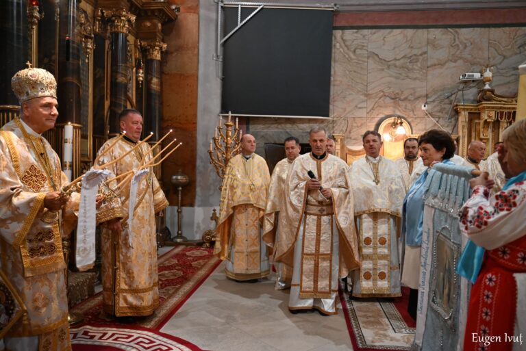 Anul Pastoral 2025-2026 a fost deschis la Oradea printr-o Liturghie Arhierească dedicată Euharistiei(FOTO)