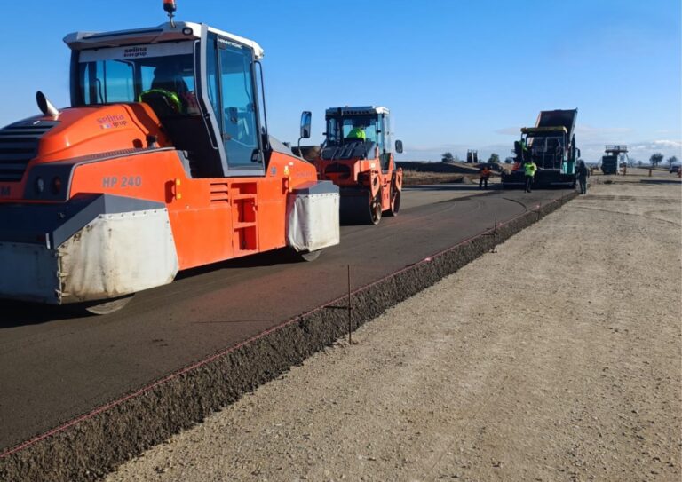 Autostrada A3, tronsonul Chiribiș–Biharia: a început așternerea balastului stabilizat, lucrările ajung la 22%