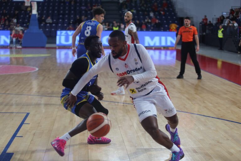 CSM CSU Raiffeisen Oradea a câștigat greu cu CSM Corona Brașov: 79-70 și continuă seria victorioasă (FOTO)