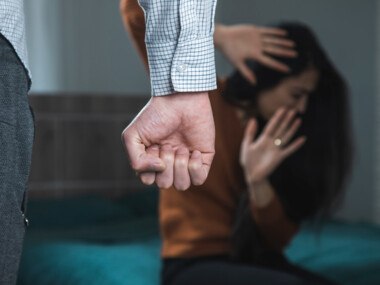 Scene de groază la Marghita. O tânără a fost bătută crunt de fostul concubin, în plină stradă