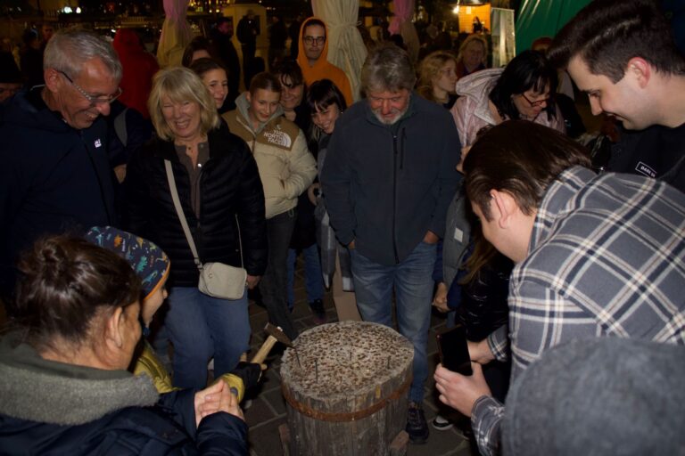OktoBersFest a debutat în Piața Ferdinand din Oradea. Bere artizanală, grătare încinse și concurs de bătut cuie