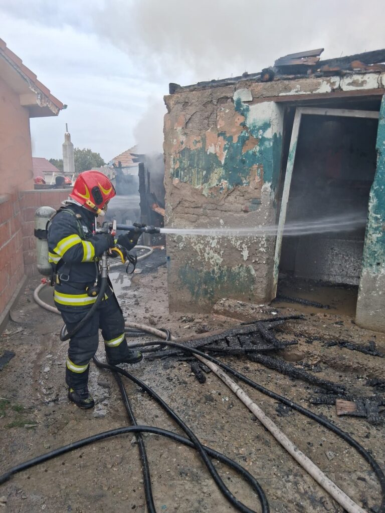 Incendiu devastator, la o locuință din Rontău. Opt persoane s-au salvat la timp