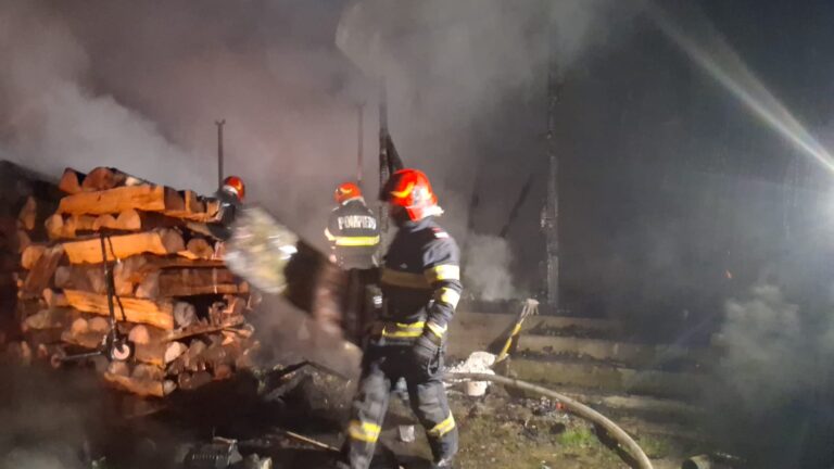 Incendii provocate de scurtcircuite în două localități bihorene. Casele au fost salvate la timp de pompieri