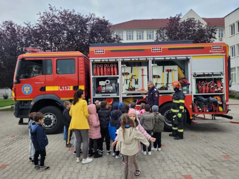 Sute de copii instruiți de pompierii bihoreni în cadrul „Școala Altfel: Prețuiți Viața!” (FOTO)
