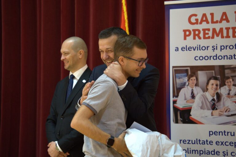 Aproape 200 de elevi și peste 100 de profesori, premiați la Filarmonica din Oradea