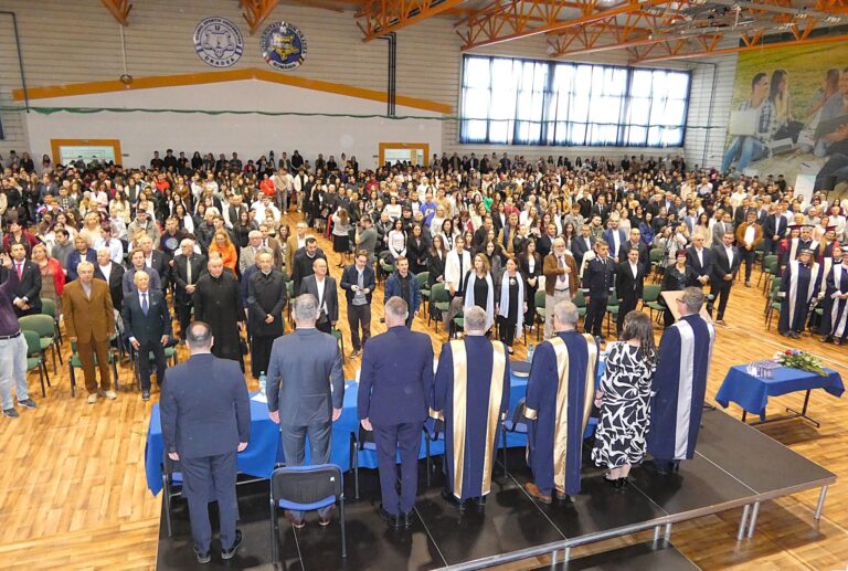 Universitatea din Oradea a deschis noul an pe acordurile propriului imn