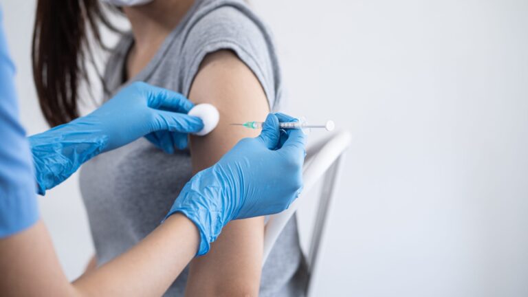 România se confruntă cu cea mai gravă criză de vaccinare din ultimele decenii