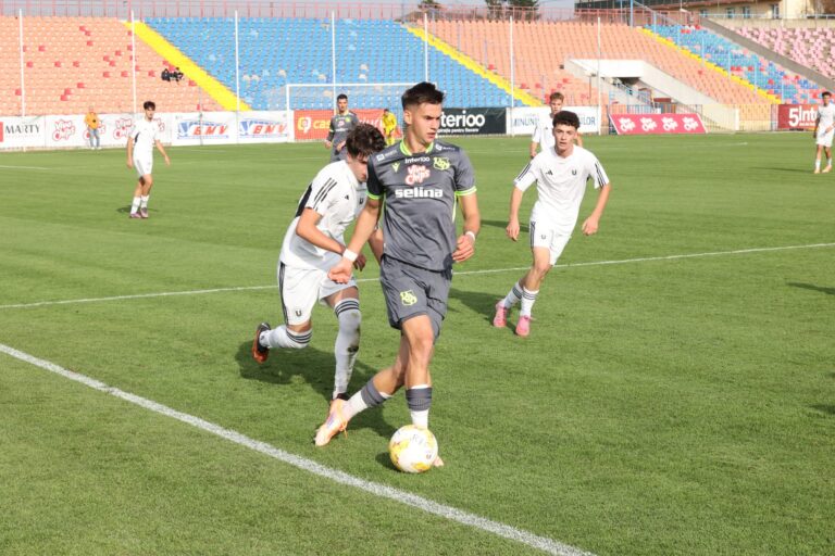 Ploaie de goluri, pe stadionul Iuliu Bodola. FC Bihor – U Cluj U19, 6-5