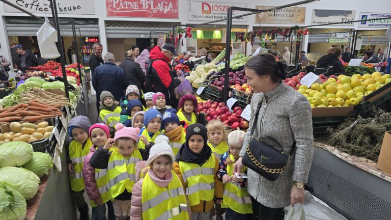 Preşcolarii din Oradea, mici cumpărători în piaţă. Lecţii practice printre tarabe