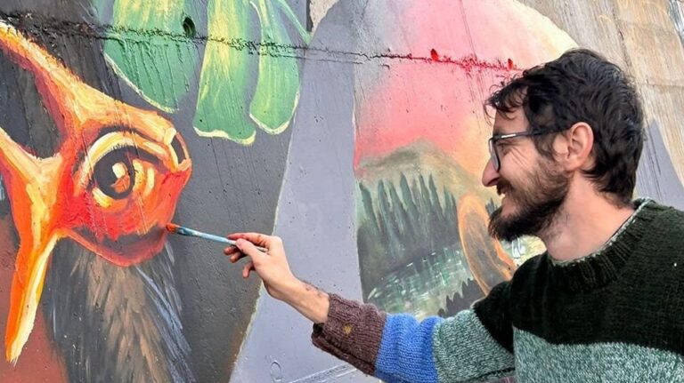 Oradea prinde viață în culori. George Hociung, artistul muralelor din oraș, expune la Galeria „Ștefan Postol”