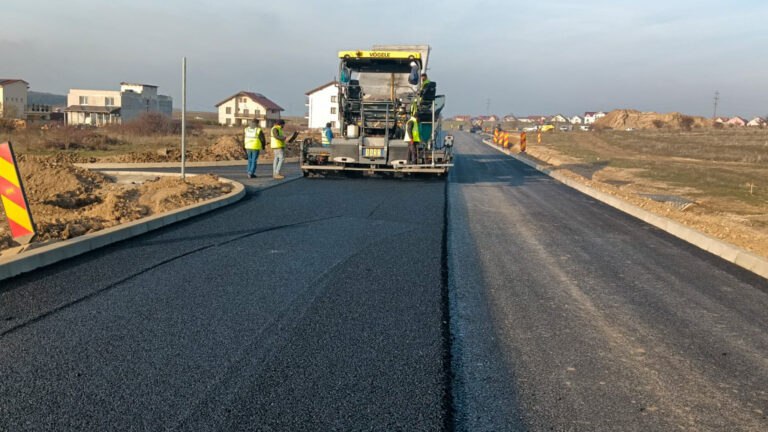Strat final de asfalt la drumul de legătură între Inelul Metropolitan și Centura Sânmartin
