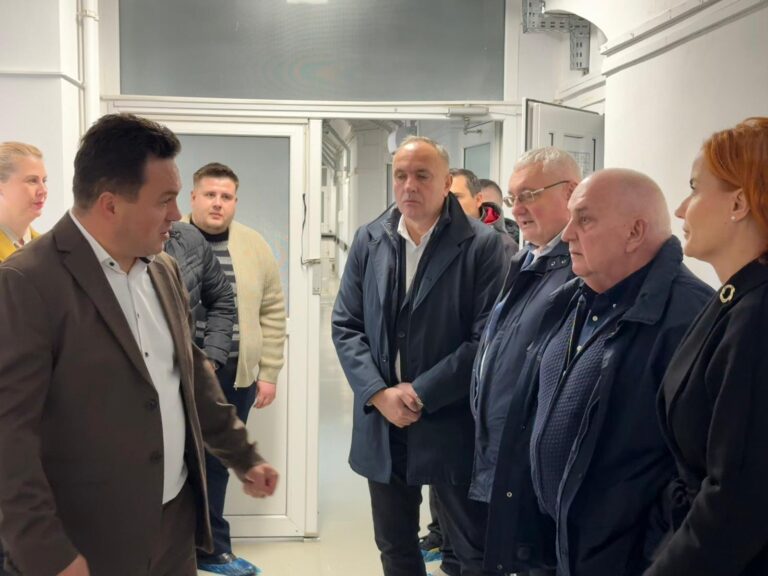 Corpul vechi al Spitalului Aleșd, clădire monument istoric, a fost modernizat energetic. Investiția ajunge la 3,5 milioane lei, iar emisiile de CO₂ scad cu 30%.