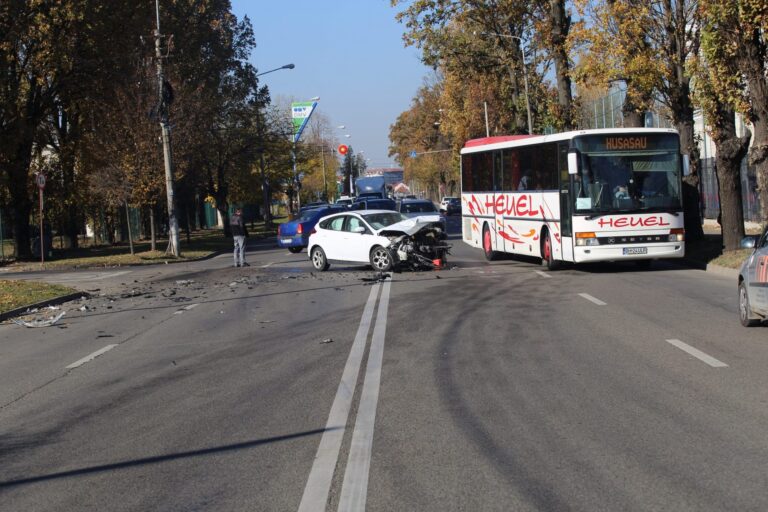 Accident pe Calea Clujului din Oradea. Două persoane au ajuns la spital