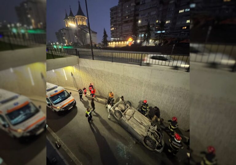 Accident spectaculos într-un pasaj din Oradea. O mașină s-a răsturnat