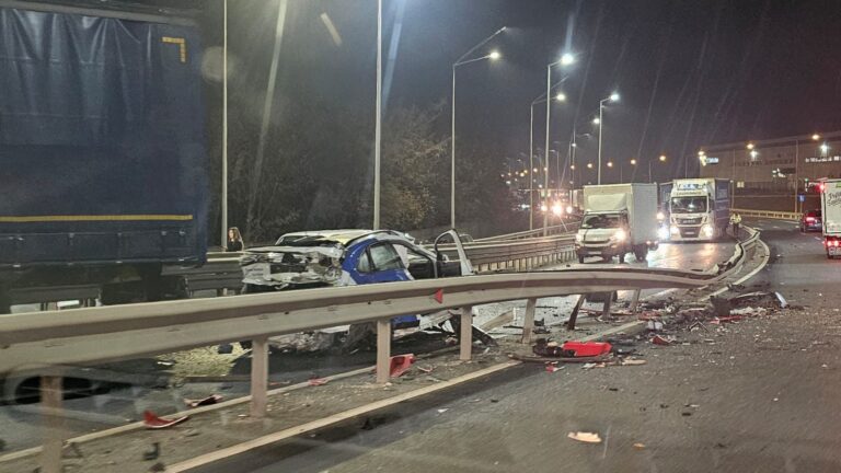 Grav accident pe Centura Oradea. O mașină a fost strivită după ce a lovit un TIR