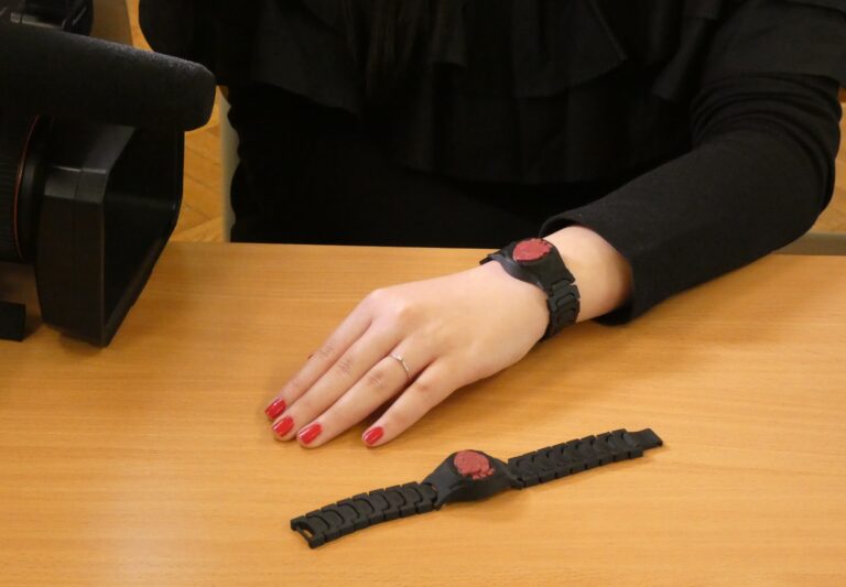 Câțiva tinerii orădeni lucrează la o brățară care, în caz de nevoie, apelează singură Serviciul de urgență 112