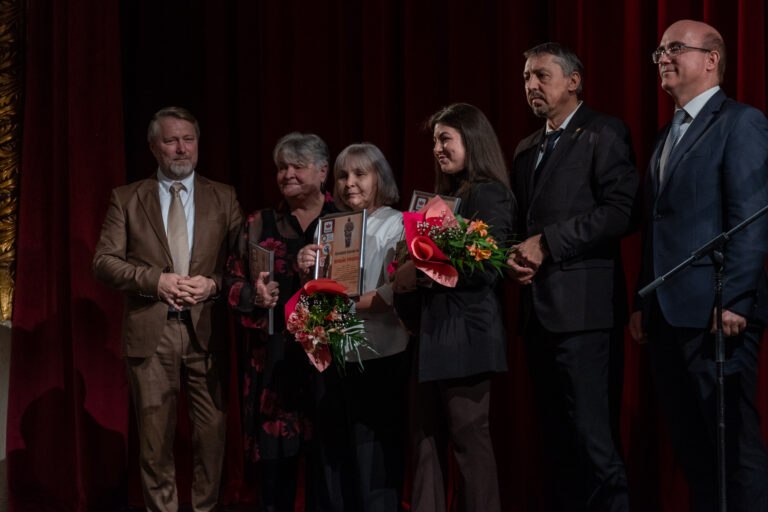 (FOTO) Profesori din Bihor, premiați pentru munca lor la gala de la Oradea. Ce mesaj le-a transmis ministrul Educației