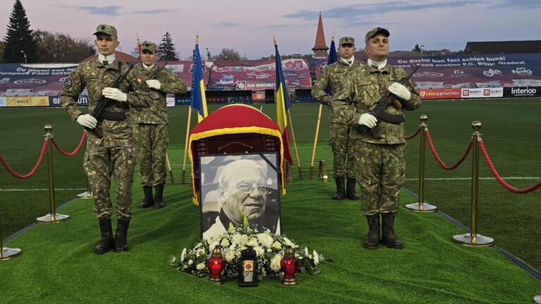 Sicriul lui Emeric Ienei, depus la Stadionul din Oradea. Foști mari sportivi au venit să-și ia rămas-bun