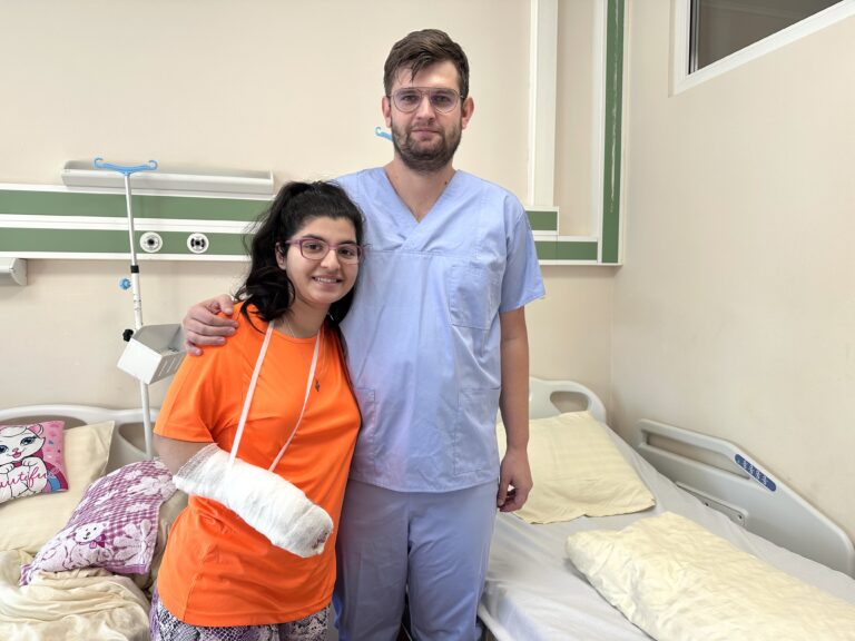 Intervenție chirurgicală complexă la o adolescentă de 16 ani din Deva, realizată cu succes la Spitalul Clinic Județean de Urgență Bihor