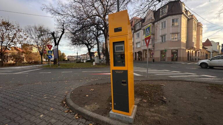 Primăria Oradea instalează noile parcometre inteligente. Sistemul va fi operațional până la finalul anului
