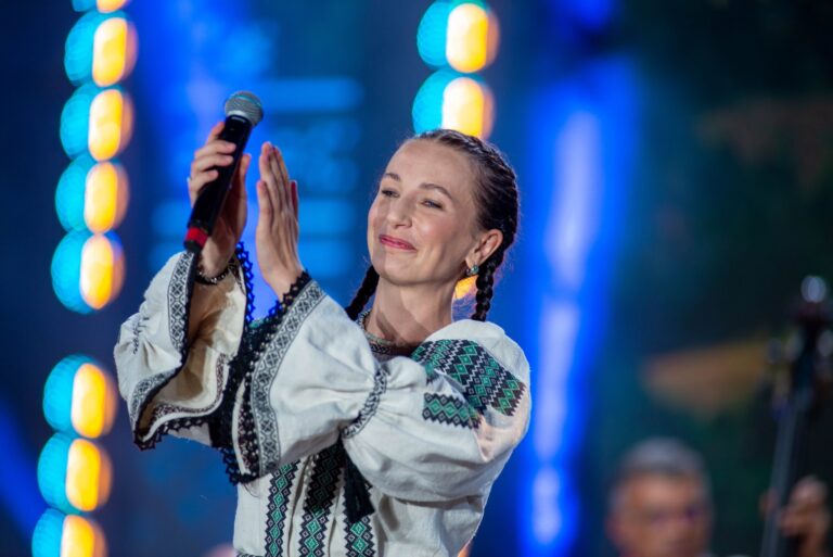 Concert de colinde cu Paula Hriscu, la Oradea: „M-o trimis mama la capre”