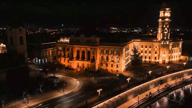 Clădirea Primăriei Oradea, luminată în portocaliu de Ziua împotriva violenței asupra femeilor