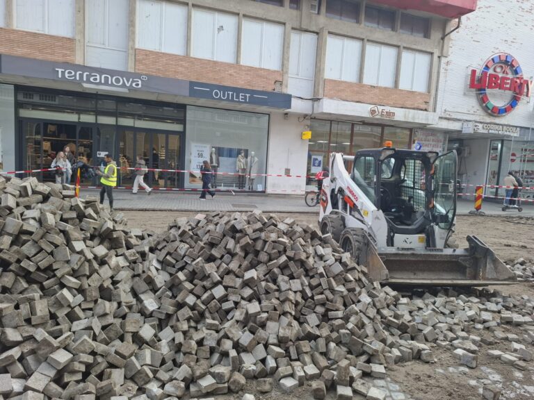 Strada Republicii din Oradea a intrat din nou în reparații. Vechile dale vor fi refolosite. Reacția orădenilor (FOTO)