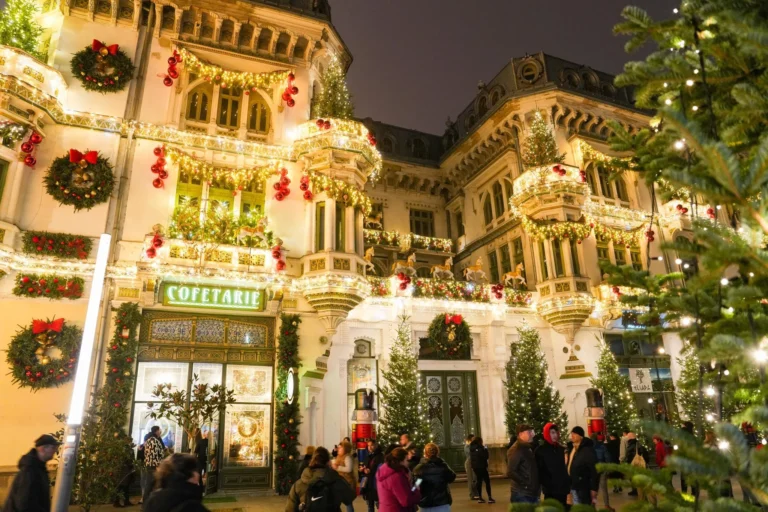 S-a deschis Târgul de Crăciun de la Craiova. Decoruri spectaculoase, prețuri și program. Când pornesc târgurile din București, Brașov și alte orașe (FOTO)
