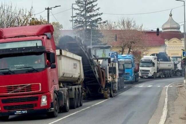 Trafic dat peste cap pe DN1! Încep lucrările de asfaltare prin Aleșd – șoferii, sfătuiți să ocolească zona