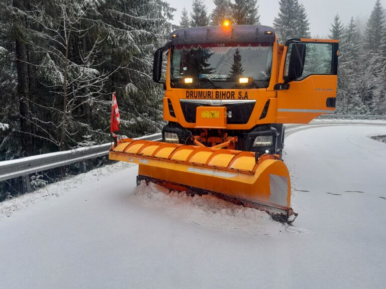 A venit iarna în zona montană din Bihor. Utilajele de deszăpezire sunt deja pe teren