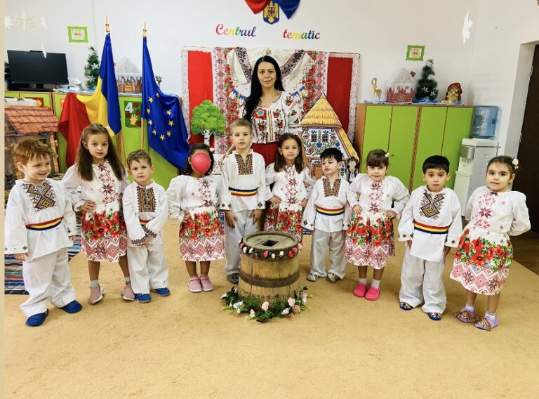 Copiii din Tinca au celebrat tradițiile românești prin dans, poezie și creații inspirate de tricolor