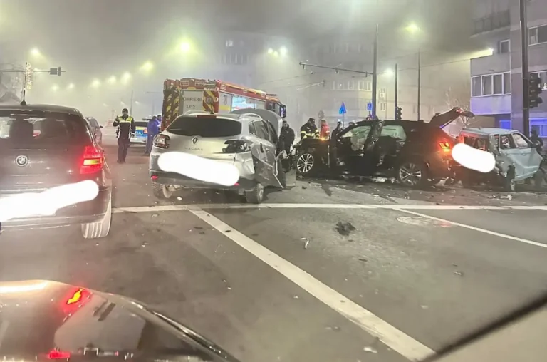 Accident cu trei mașini, sâmbătă seara, la o intersecție aglomerată din Oradea. O femeie, evaluată medical