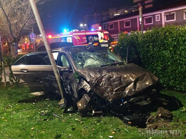 Accident rutier pe strada Oneștilor din Oradea. Pompierii au intervenit pentru salvarea unui bărbat încarcerat