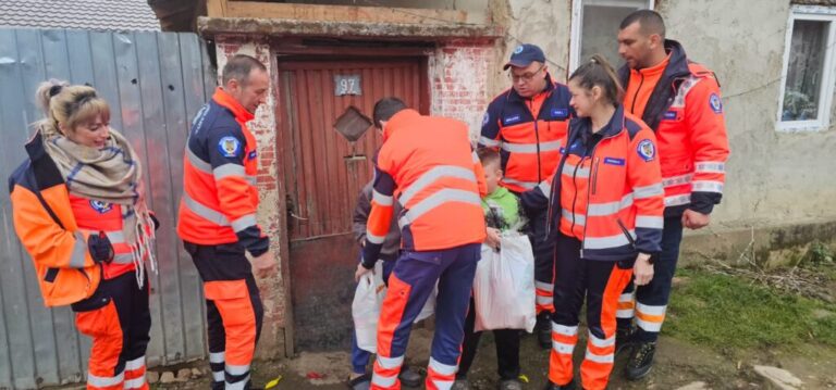 Gest de suflet făcut de ambulanțierii și personalul medical din Șoimi pentru familiile nevoiașe