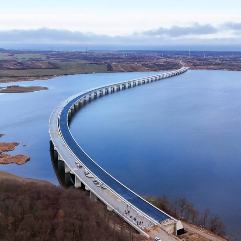 Premierul Ilie Bolojan anunță finalizarea autostrăzii din Bihor în 2027 și o premieră – sector pentru aterizarea avioanelor