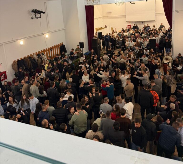 Localnicii din Bratca au sărbătorit a doua zi de Crăciun printr-un bal românesc, organizat la Căminul Cultural