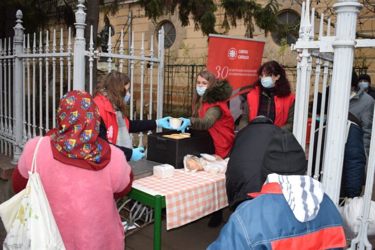 Masă caldă oferită gratuit de Asociația Caritas Catolica în Oradea