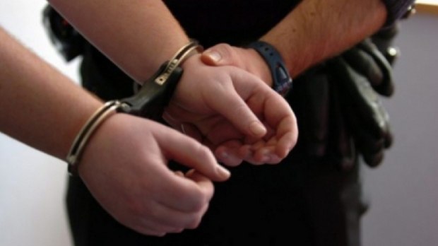 O adolescentă de 14 ani a fost arestată preventiv pentru pornografie infantilă, viol săvârșit aspra unui minor și șantaj