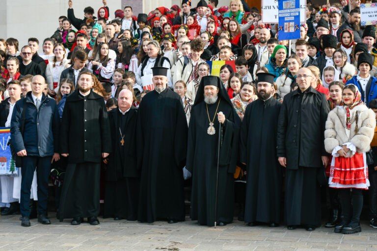 Sute de copii din Bihor au colindat pe străzile Oradiei, la parada portului popular (FOTO)