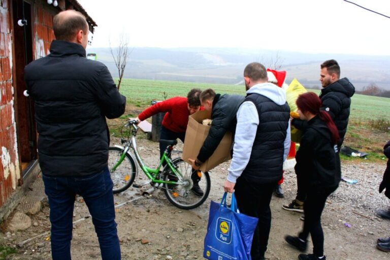 „OradeaCarsVibes” a adus bucurie familiilor nevoiașe în pragul sărbătorilor
