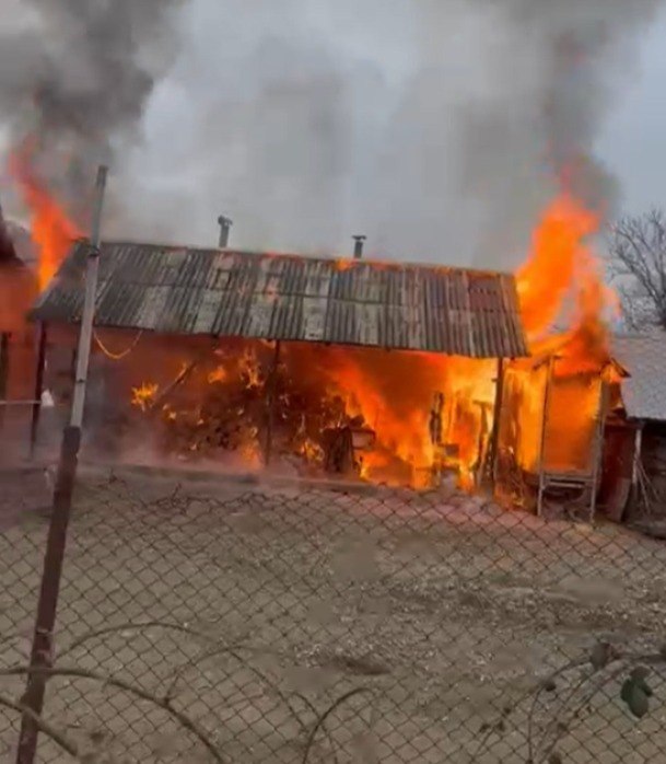 Incendiu violent la o gospodărie din comuna Dobrești. Două case, salvate în ultimul moment