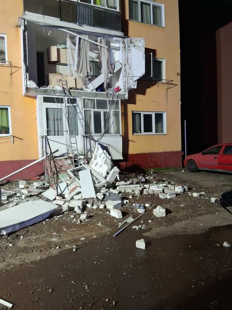O femeie a fost rănită grav după explozia unei butelii, în Aleșd
