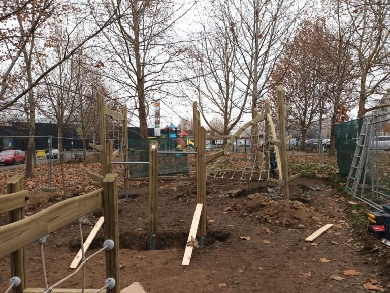 Au început lucrările la noul loc de joacă cu eco-cățărare din Oradea