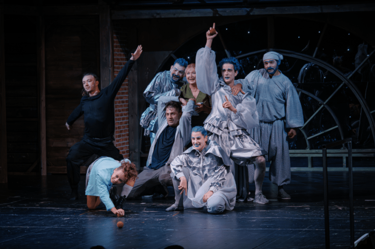 Bucurie de sărbători pentru aproape o sută de copii, la Teatrul Szigligeti din Oradea