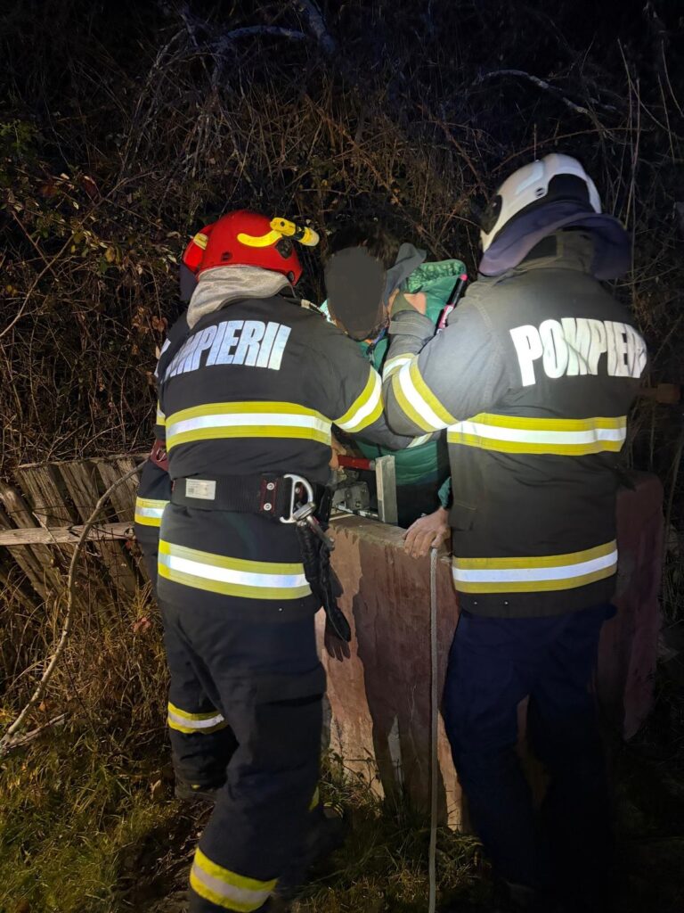 Bărbat salvat de pompieri dintr-o fântână din Gurbești