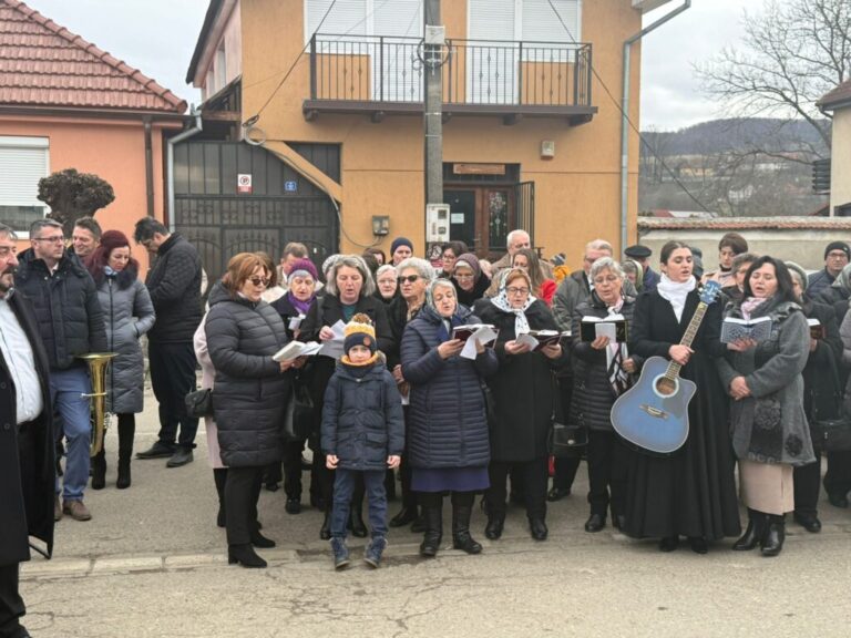 Întâlnirea cultelor de la Vadu Crișului, o tradiție de aproape 30 de ani în prima zi de Crăciun