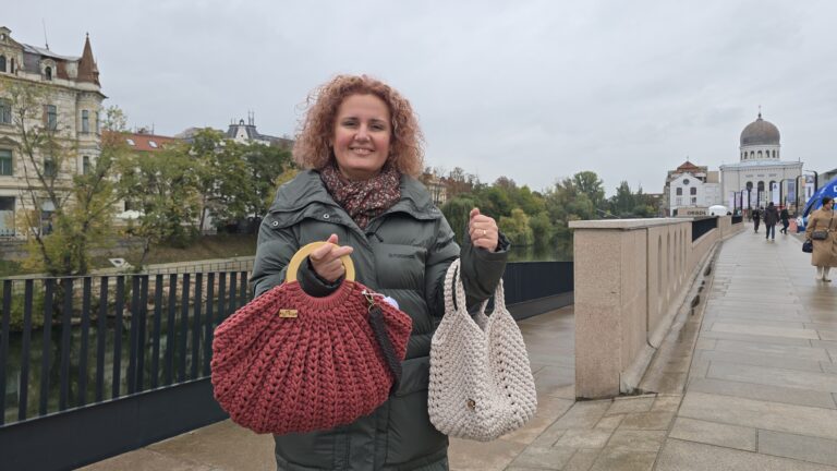 Ziua vinde medicamente, seara creează genți unicat. Cum a transformat o orădeancă un hobby într-un mic brand