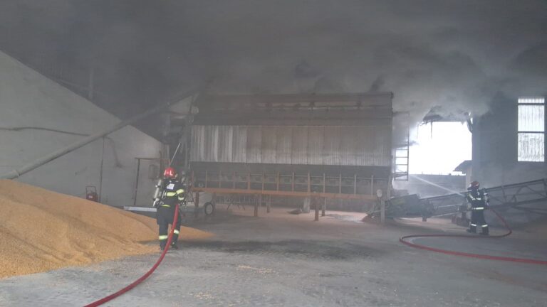 Patru incendii în Bihor, în mai puțin de 13 ore. Pompierii au salvat o hală cu sute de tone de cereale. Un tânăr a suferit arsuri grave