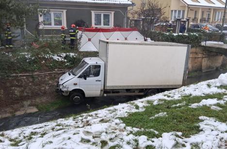 Accident mortal la Băile Felix. O autoutilitară a ajuns în albia pârâului Peța